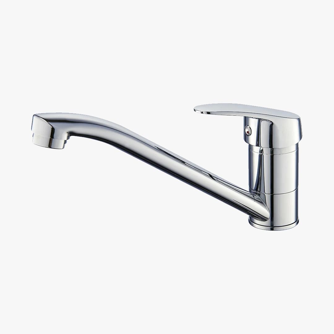 Grifo de cocina cromado con caño curvo y maneta monomando sobre fondo blanco.