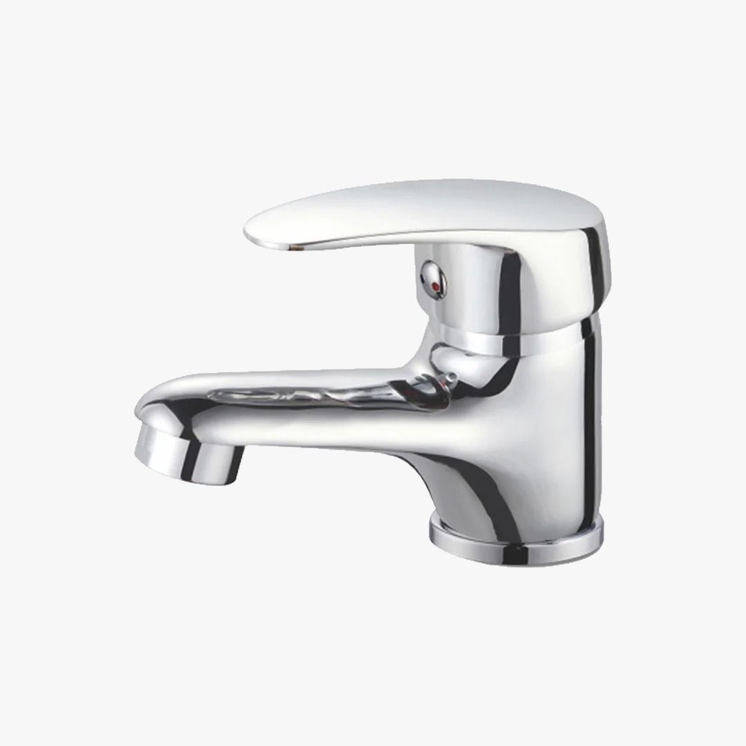 Grifo de baño cromado con maneta monomando sobre fondo blanco.