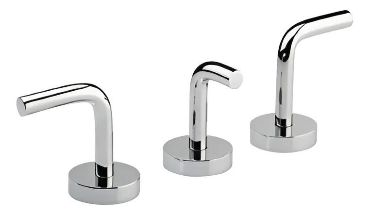 Tres caños de grifo cromados de diferentes alturas, expuestos sobre un fondo blanco.