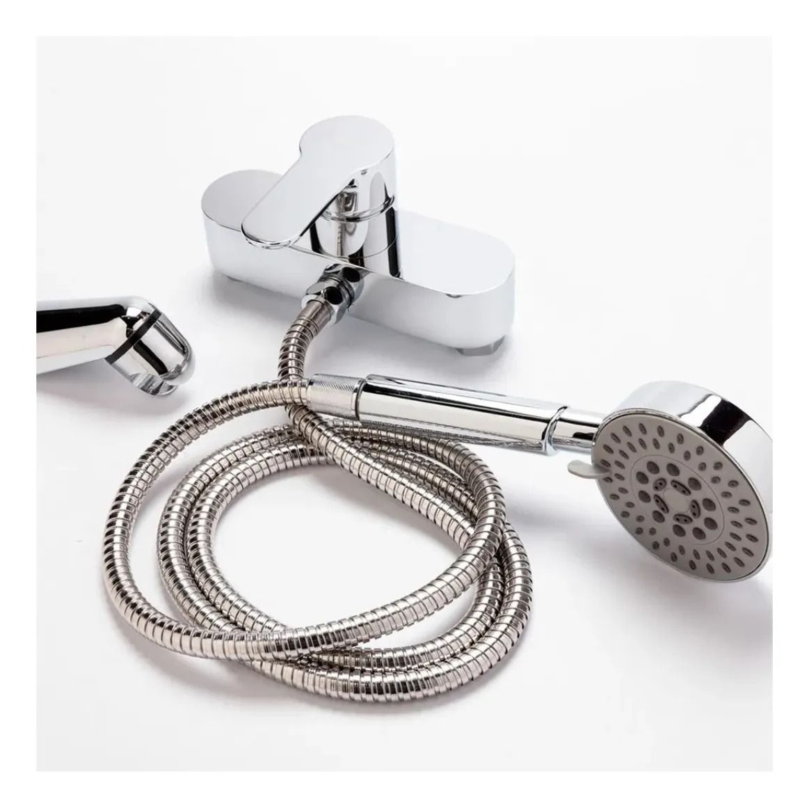 Cabezal de ducha de mano cromado con manguera flexible y soporte de pared sobre un fondo blanco.