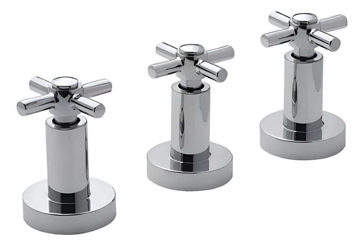 Tres pomos de grifo cromados con forma de cruz sobre un fondo blanco.