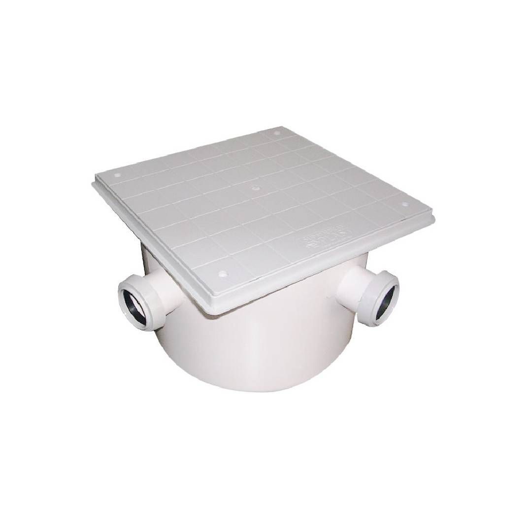 Desagüe de suelo de plástico blanco con tapa de rejilla cuadrada y dos entradas de tubería laterales.