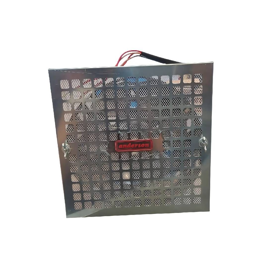 Caja metálica negra con frontal de malla y etiqueta roja, con cables que sobresalen de la parte superior.