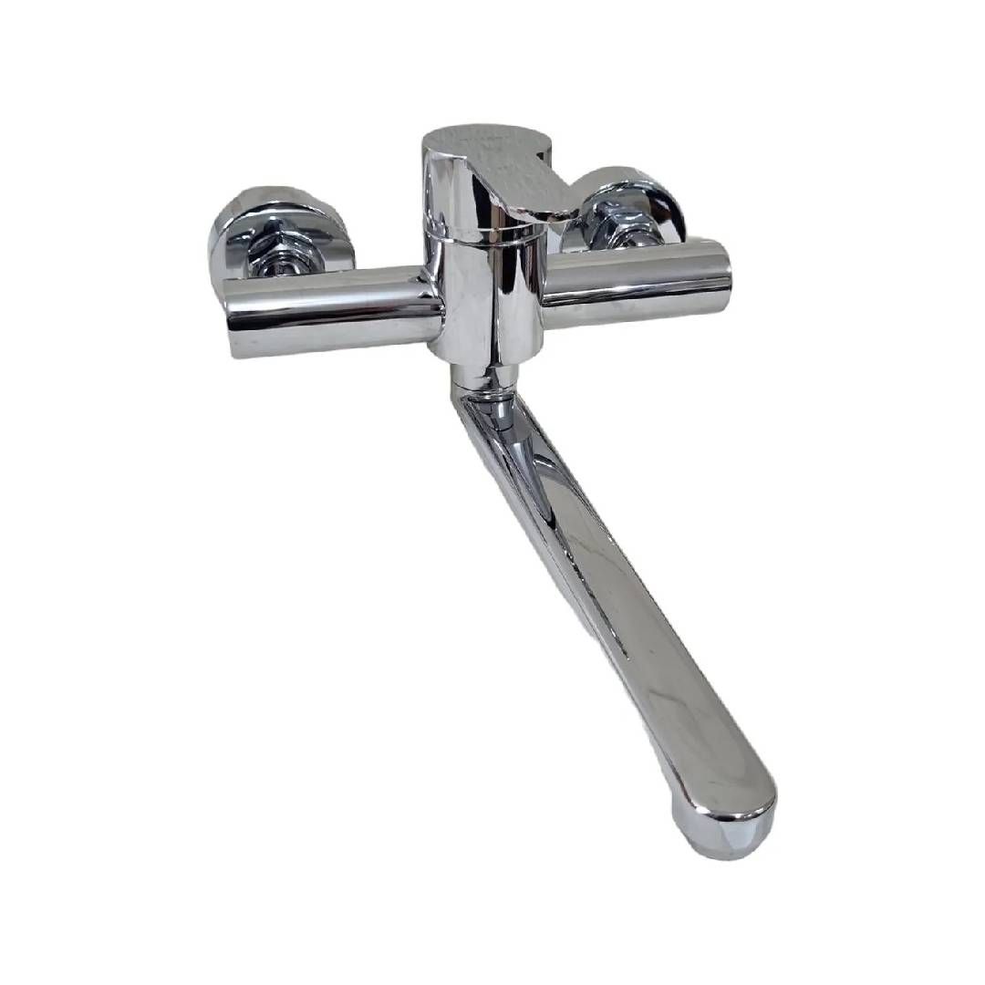 Grifo de baño cromado con maneta de palanca larga.