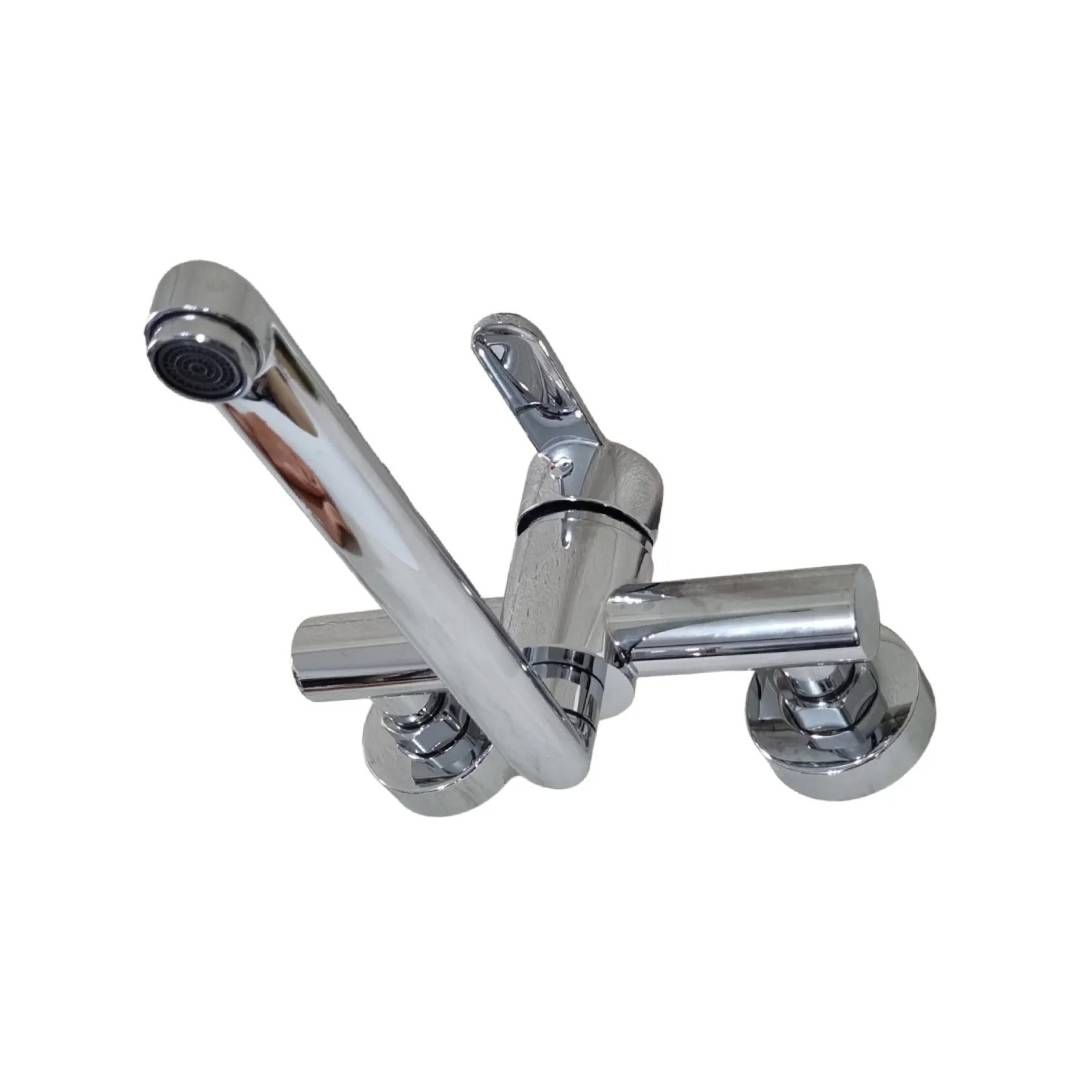 Grifo de baño cromado con maneta de palanca larga.