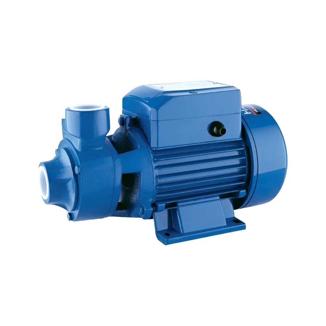 Bomba de agua eléctrica azul sobre fondo blanco