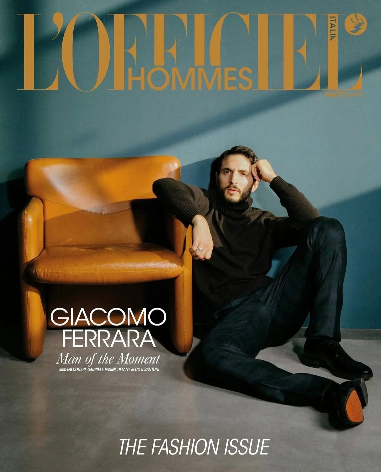 Un gruppo di persone osserva una persona in posa davanti a uno sfondo bianco in studio, illuminata da grandi luci fotografiche.