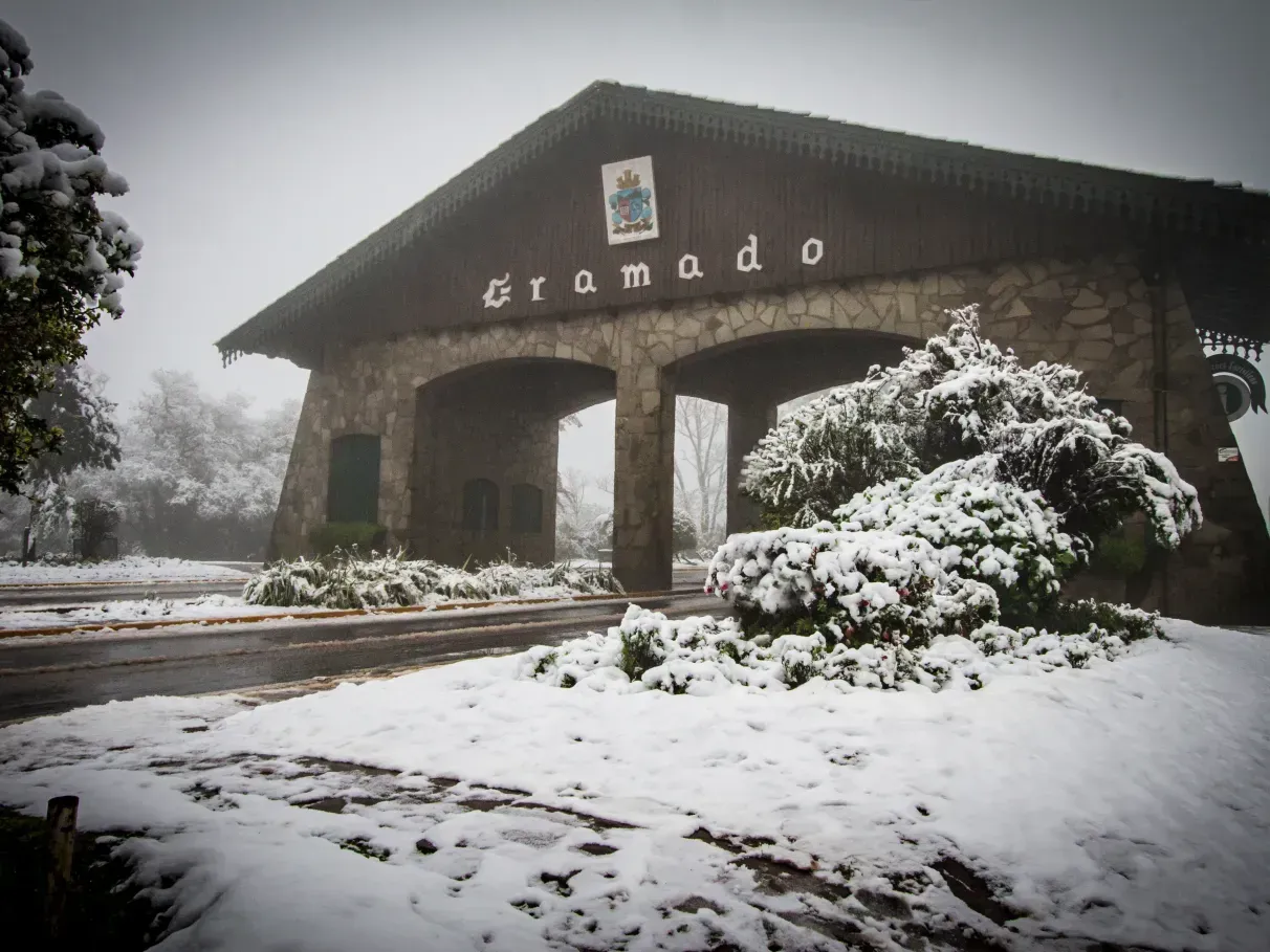 A palavra gramado que está em um prédio