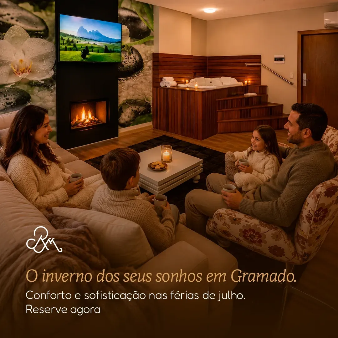 Família em sala aconchegante com lareira, decorações natalinas e vista para TV em Gramado.
