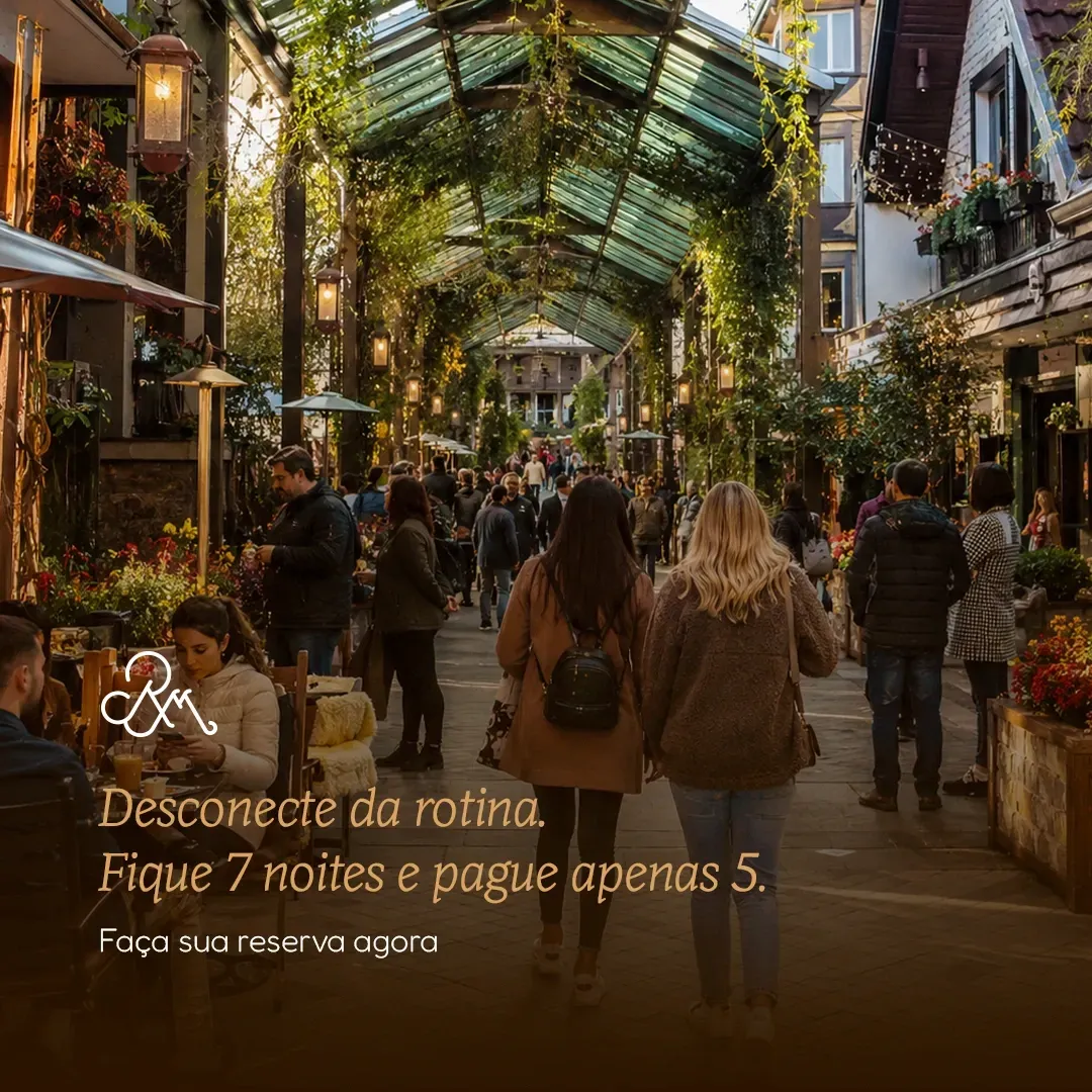 Galeria comercial movimentada com luzes e vegetação sob um teto de vidro, com texto promocional em português sobreposto.