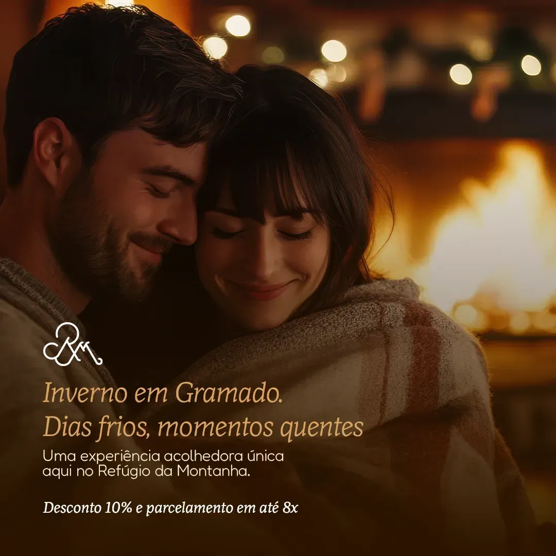 Casal sorrindo, abraçado diante de lareira, com texto promocional de inverno em Gramado.