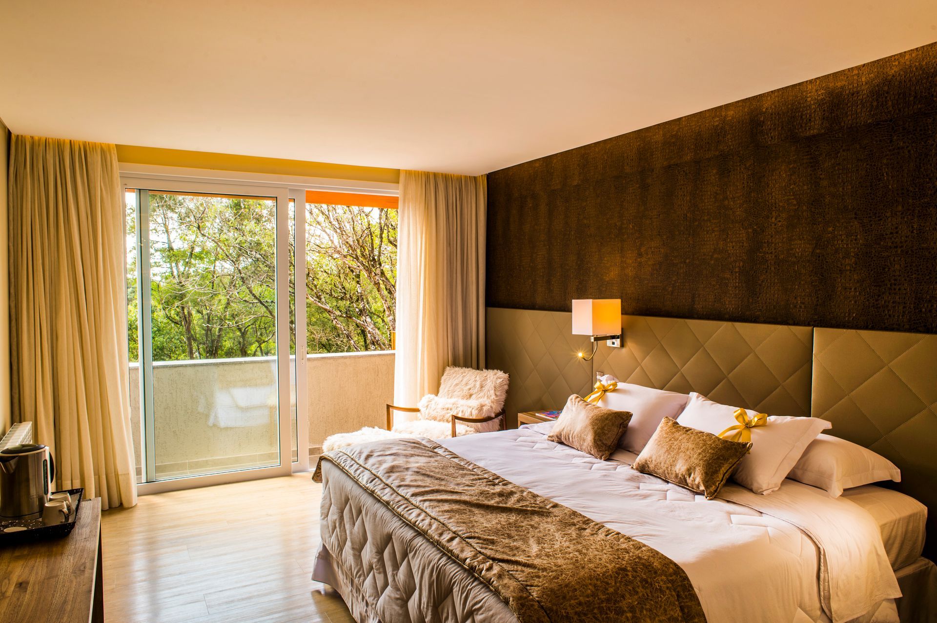 Um quarto de hotel com uma cama grande e uma varanda