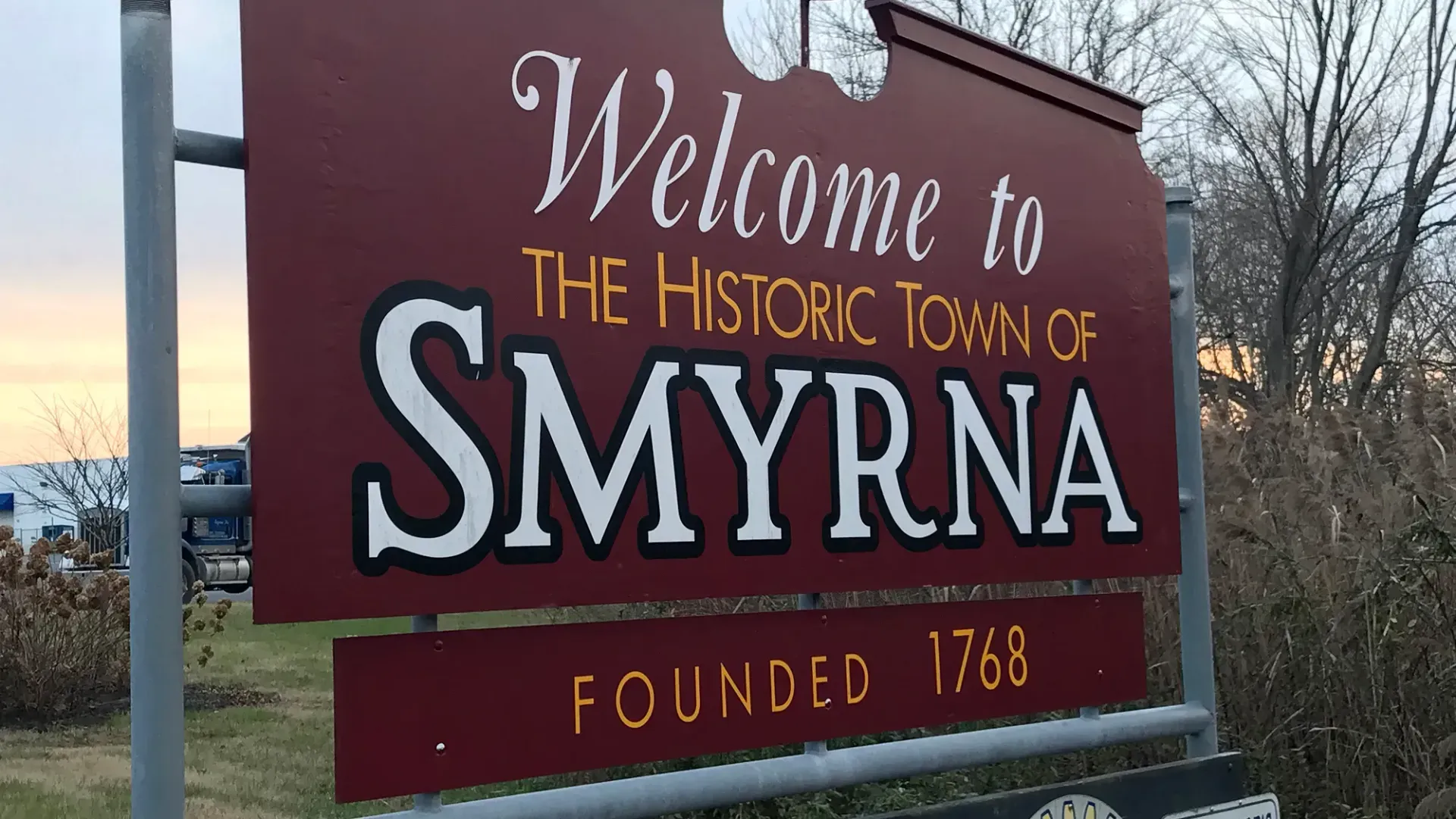 A sign that says welcome to the historic town of smyrna