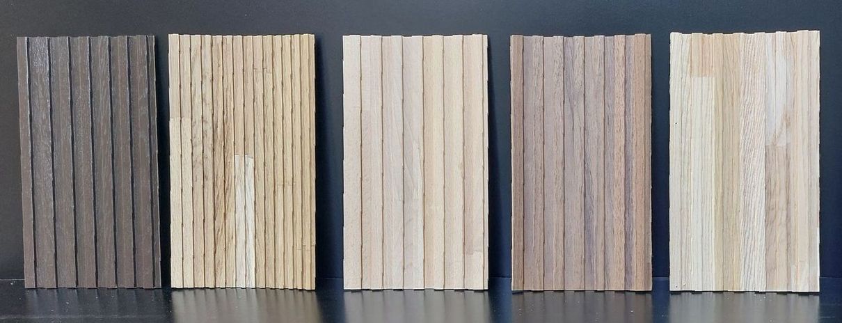 Cinque pannelli di legno disposti uno accanto all'altro, ognuno con una diversa venatura del legno e variazioni di colore che vanno dal marrone scuro al beige chiaro.