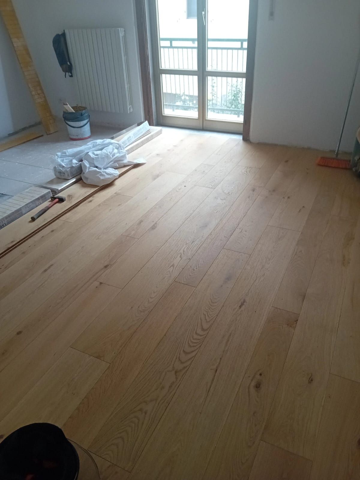 Pavimento in legno chiaro in una stanza