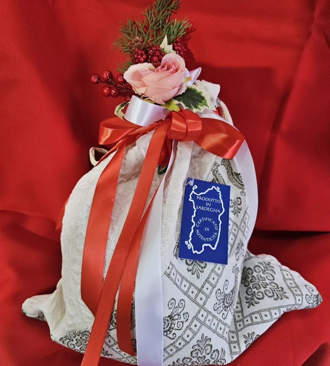 Una borsa con dei fiori e un'etichetta con scritto 