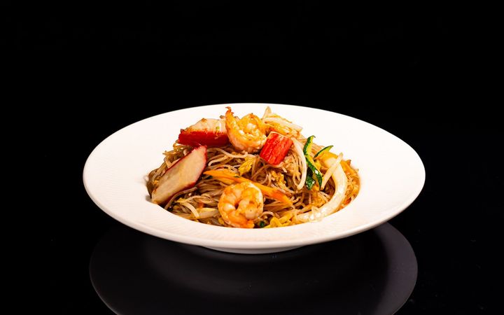 Spaghetti di soia con gamberi e verdure
