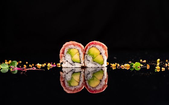 Rotolo di sushi ripieno di avocado