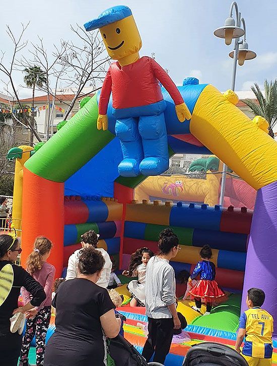 מתקן קפיצות לגו