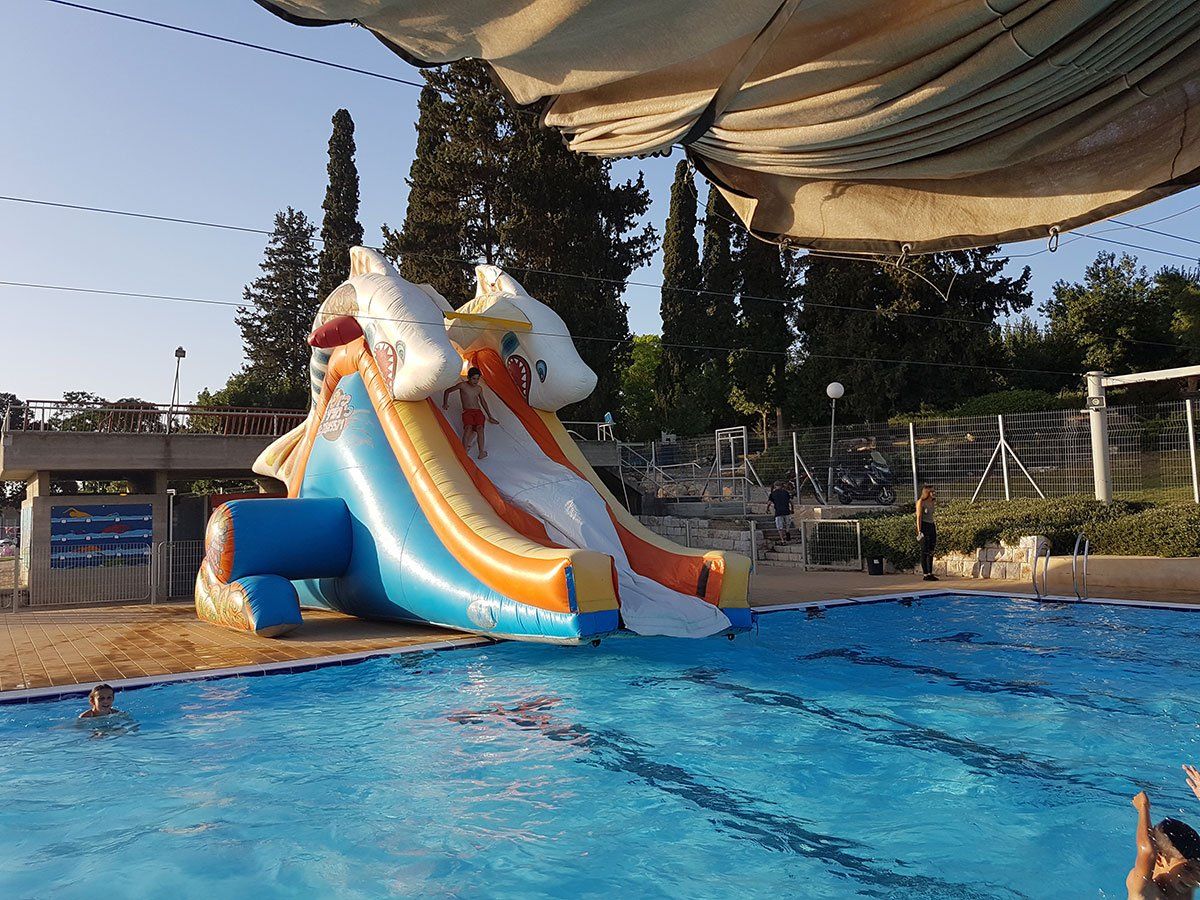 מתנפחים לבריכה