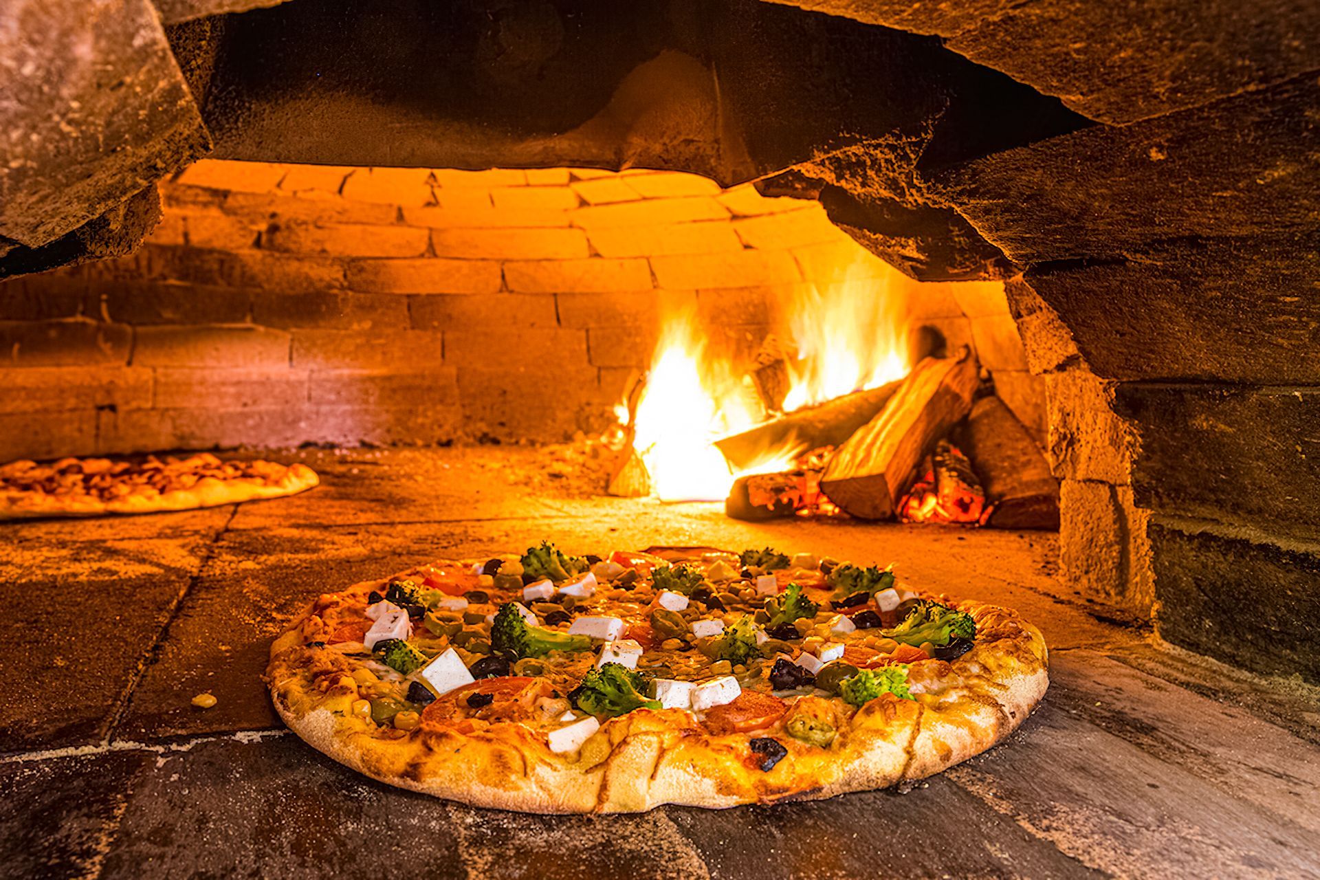 pizzeria con forno a legna