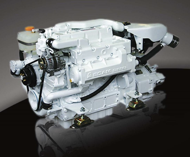 Motore diesel marino bianco su una superficie riflettente, componenti visibili.