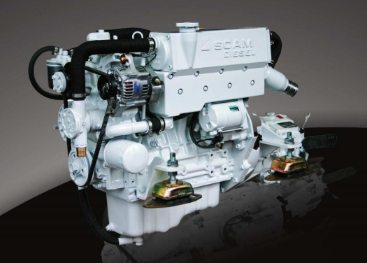 Motore diesel marino bianco con tubi neri e sfondo grigio.
