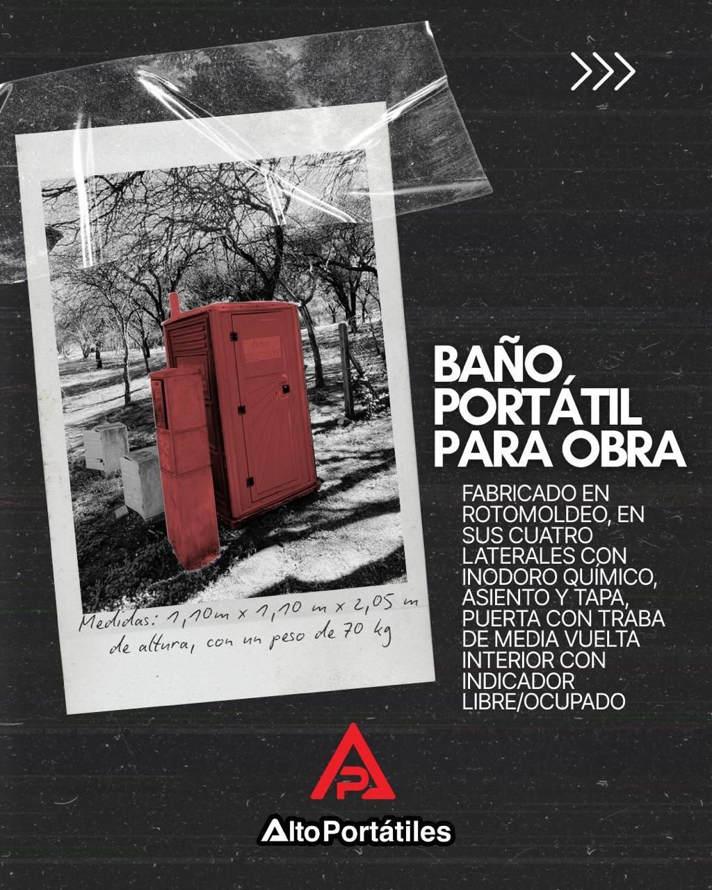Cabina de aseo exterior verde con puerta abierta y un inodoro dentro.