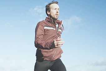 Acesse o case Track & Field homem jovem correndo