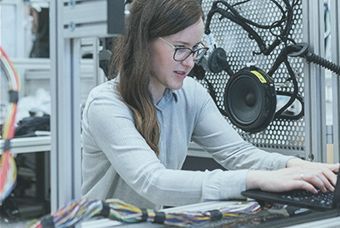 Acesse o case Cogna mulher jovem no computador