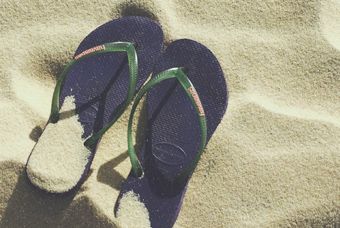 Acesse o case Alpargatas par de sandalias na areia