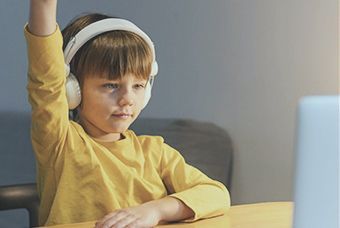 Acesse o case Cultura Inglesa criança com fone em video aula