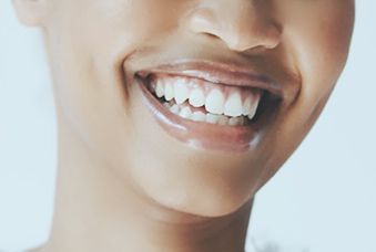 Acesse o case Odontoprev pessoa sorrindo