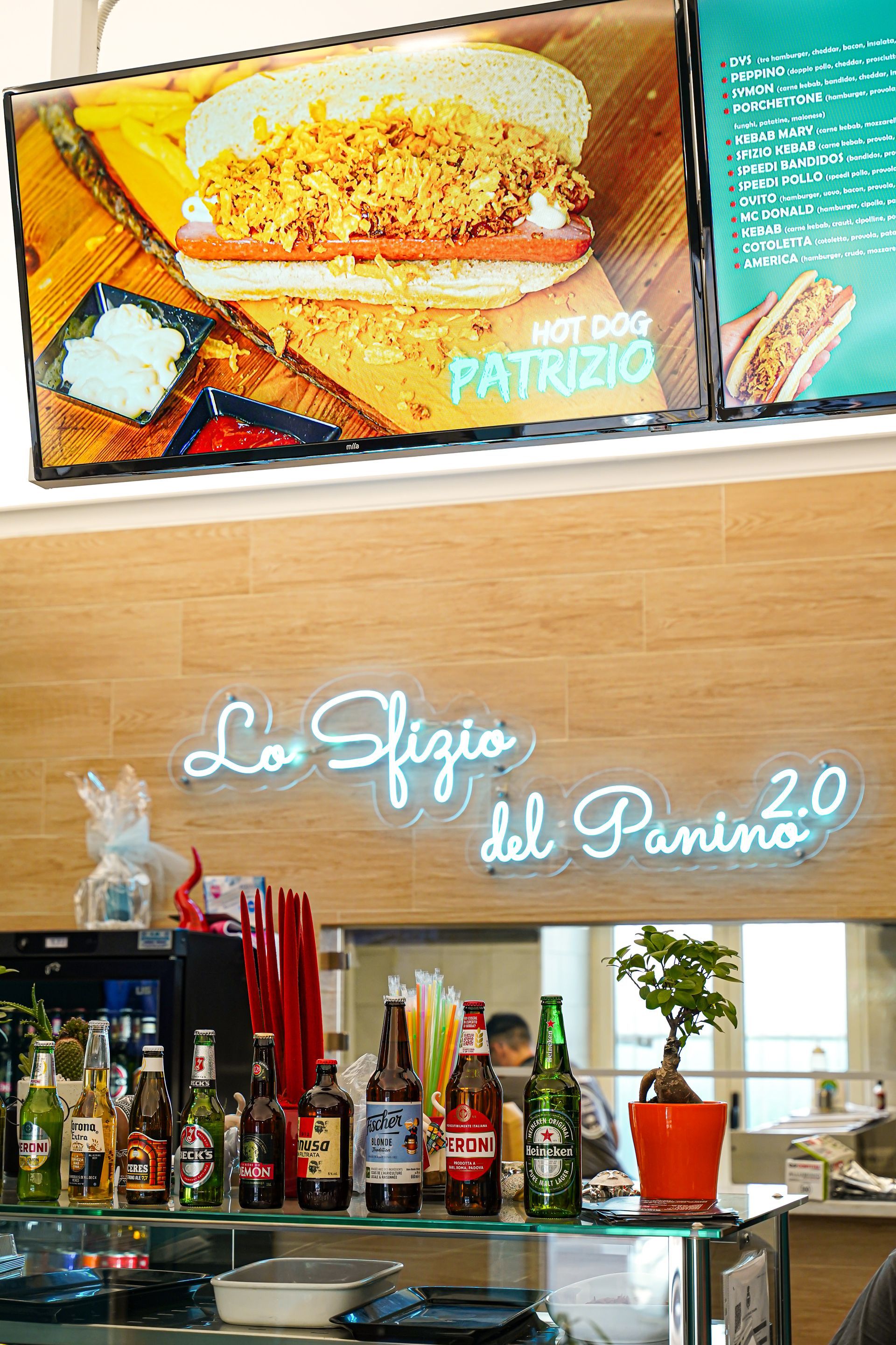 Un bar ristorante con l'insegna al neon 