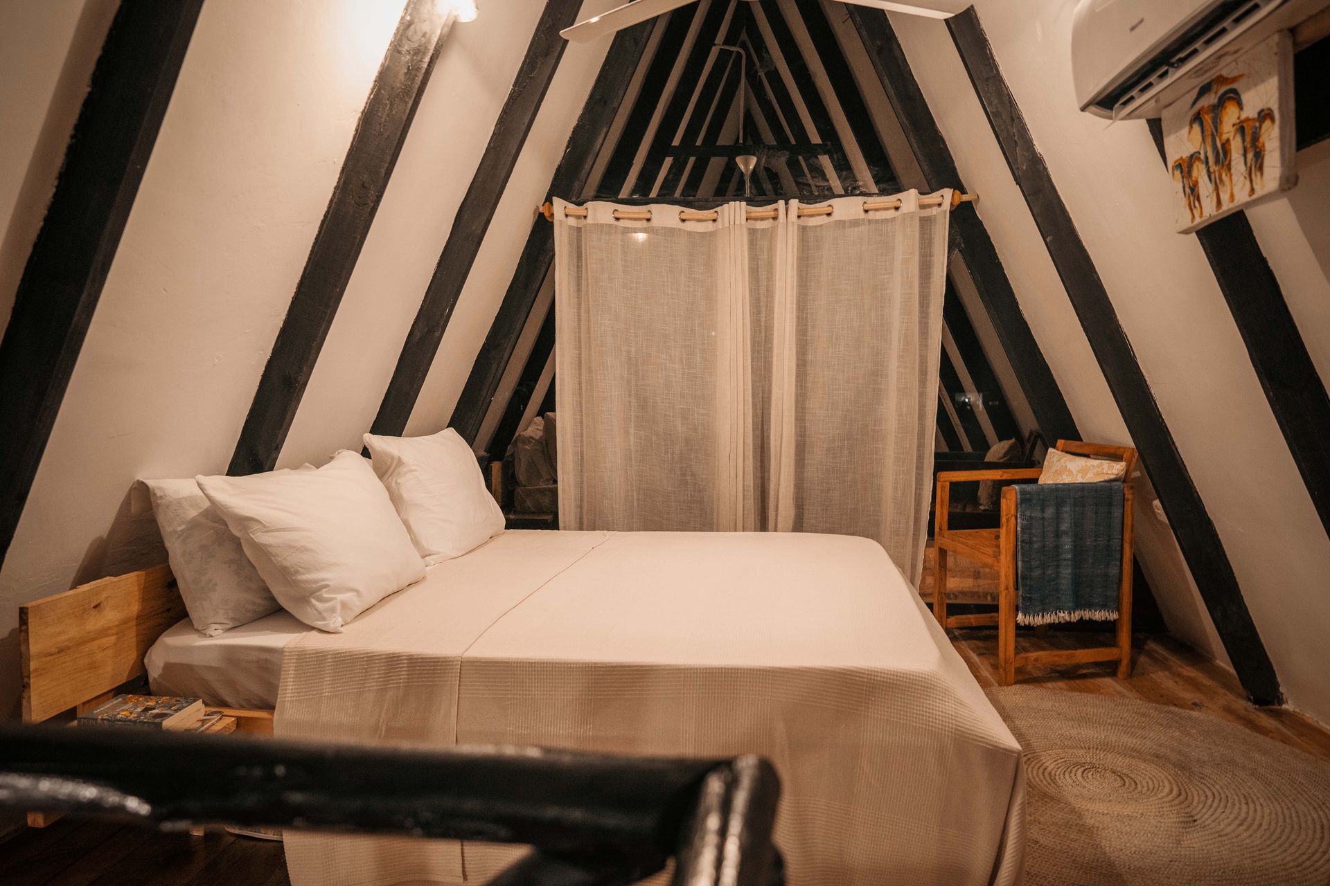 Upper bed in the large cabin