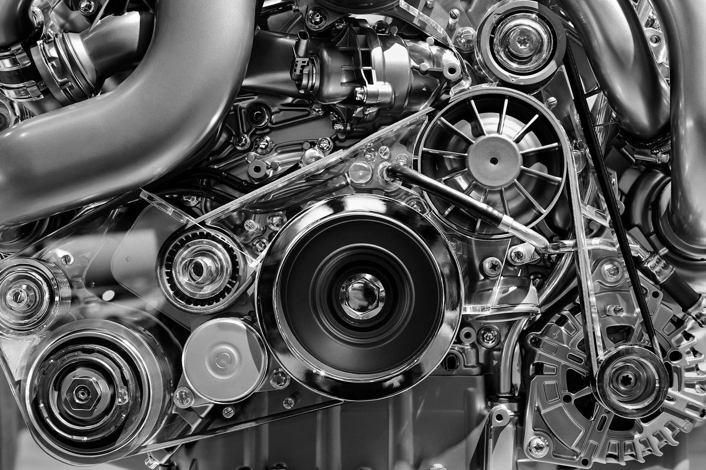 Un primer plano de un motor de automóvil con muchos engranajes y poleas.