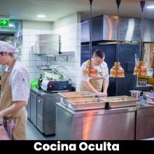 Dos hombres están trabajando en una cocina usando vendty. - Vendty Pos Restaurante