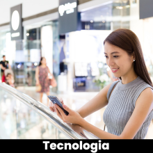 Una mujer con un suéter gris mira su teléfono usando Vendty Pos
