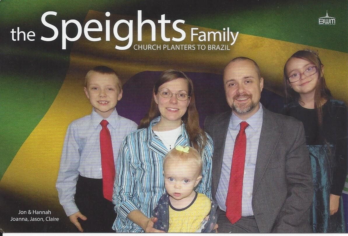 A picture of the speights family with a green background