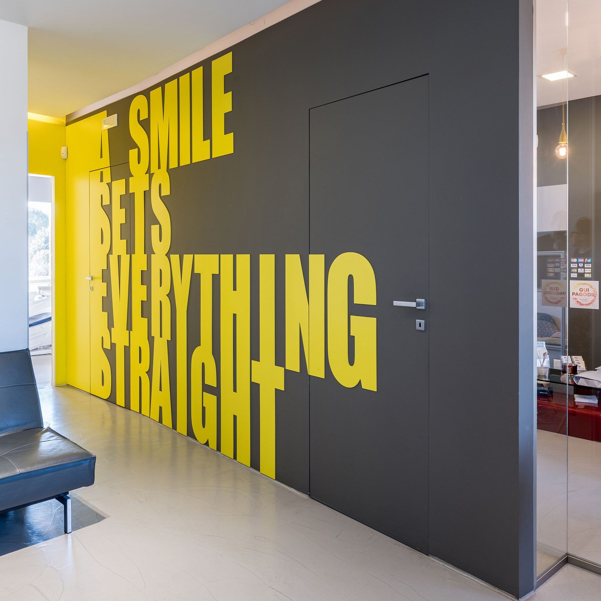 Un muro che dice un sorriso mette tutto a posto - arte dentale frosinone