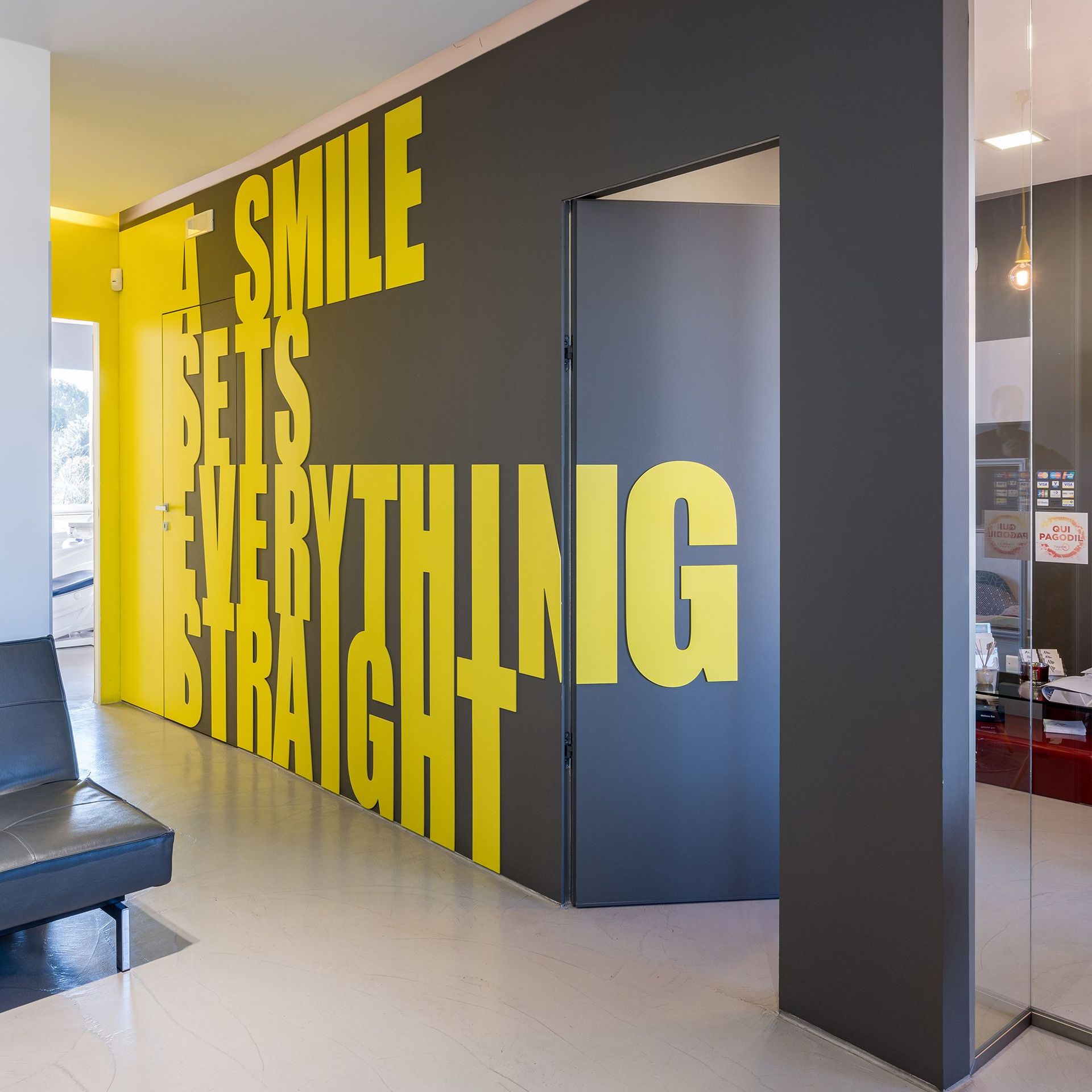 Un muro che dice un sorriso mette tutto a posto - arte dentale frosinone