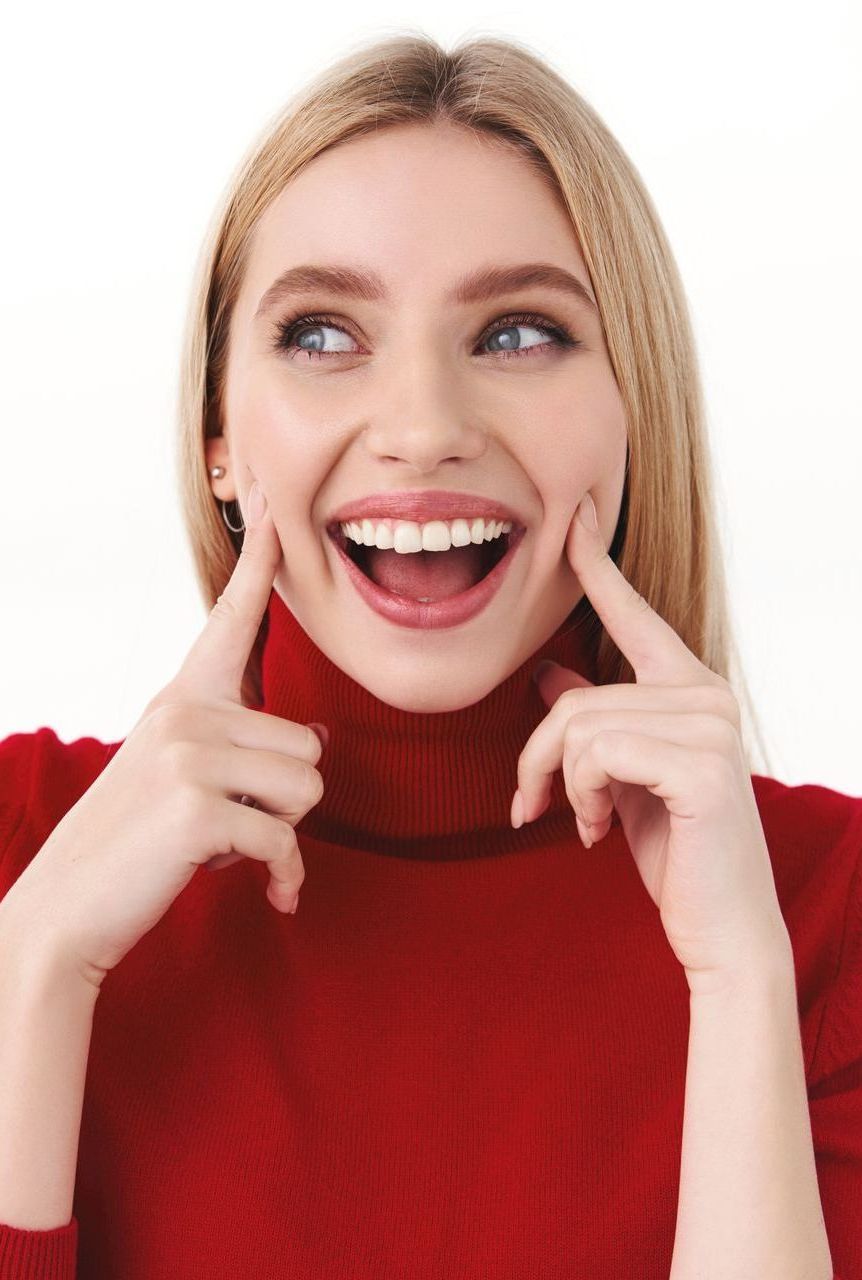 Una donna con un maglione rosso - Arte Dentale Frosinone