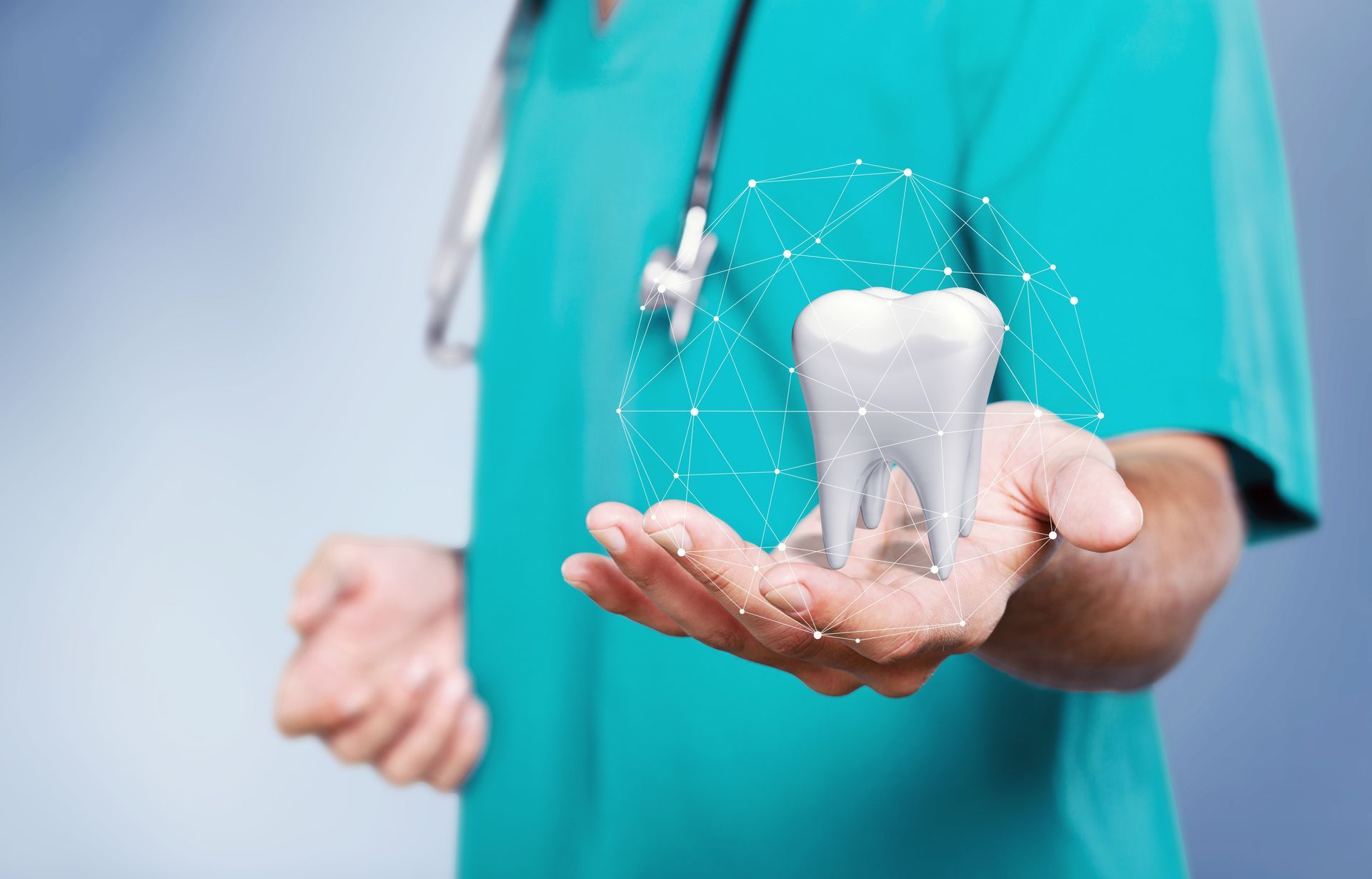 Un dentista tiene un dente digitale in mano - Arte Dentale Frosinone