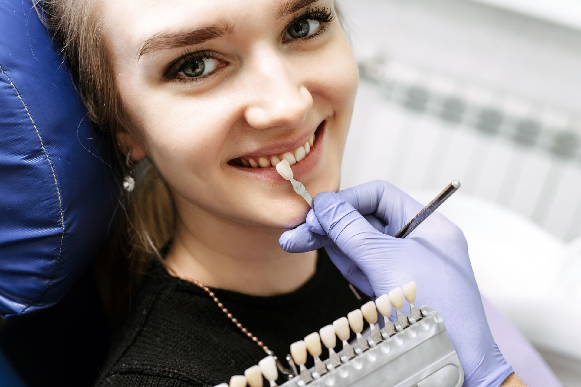 Ragazza dal dentista che prova le faccette dentali