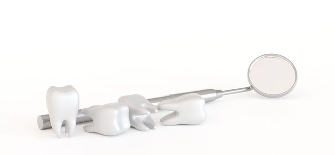 Un gruppo di modelli di denti e uno specchio dentale su uno sfondo bianco. - Arte Dentale Frosinone