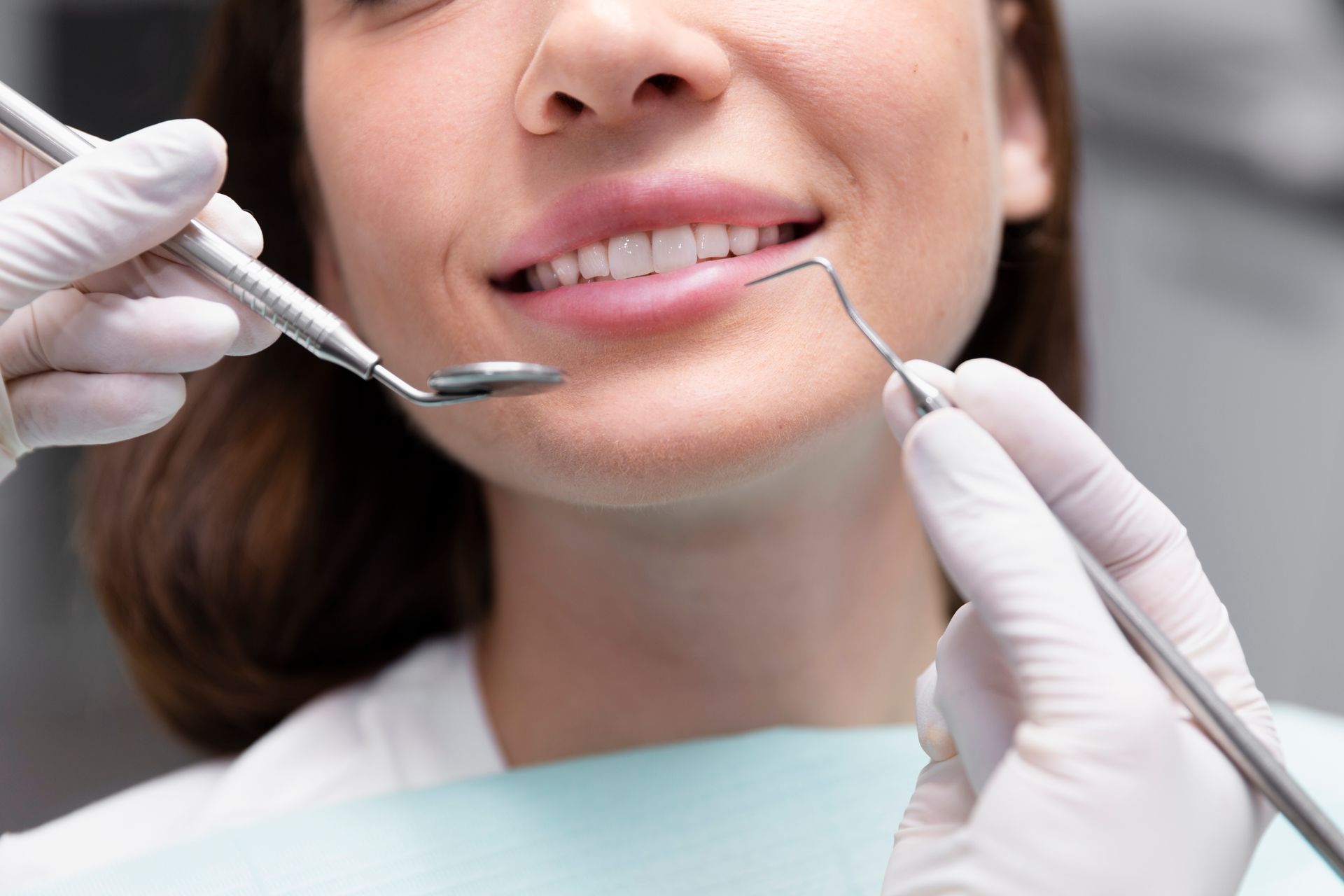 Una donna si sta facendo visitare i denti dal dentista 1 - Arte Dentale Frosinone