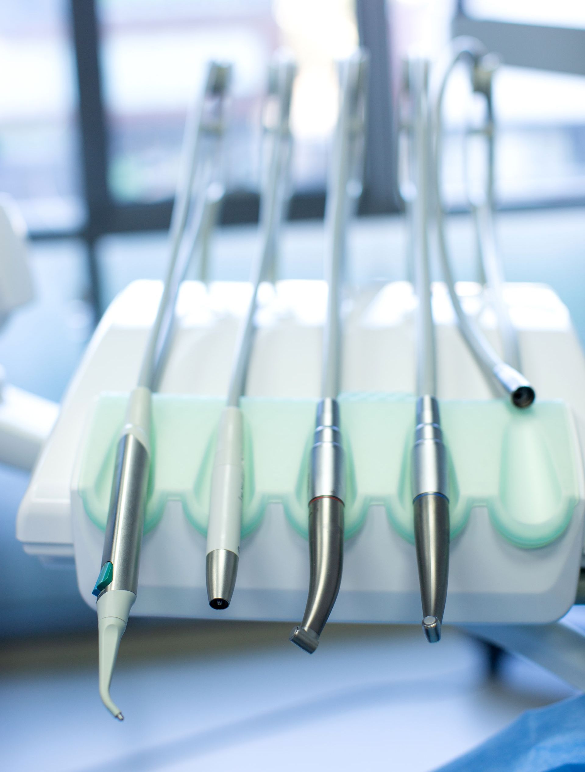 Una poltrona odontoiatrica con un mucchio di strumenti odontoiatrici sopra - Arte Dentale Frosinone