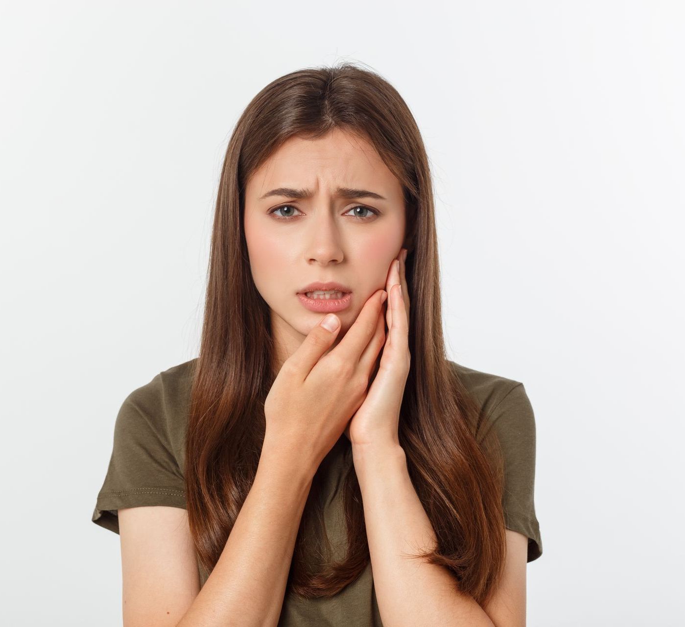 Una donna si tiene il viso dolorante a causa del mal di denti. - Arte Dentale Frosinone