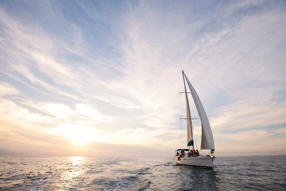 Gruppo di persone su una barca a vela in mare