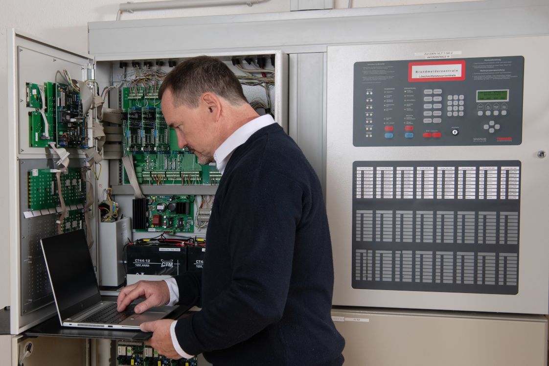 Techniker bei Tornado bei der Programmierung